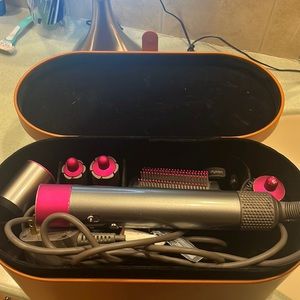 Dyson Airwrap, Case included